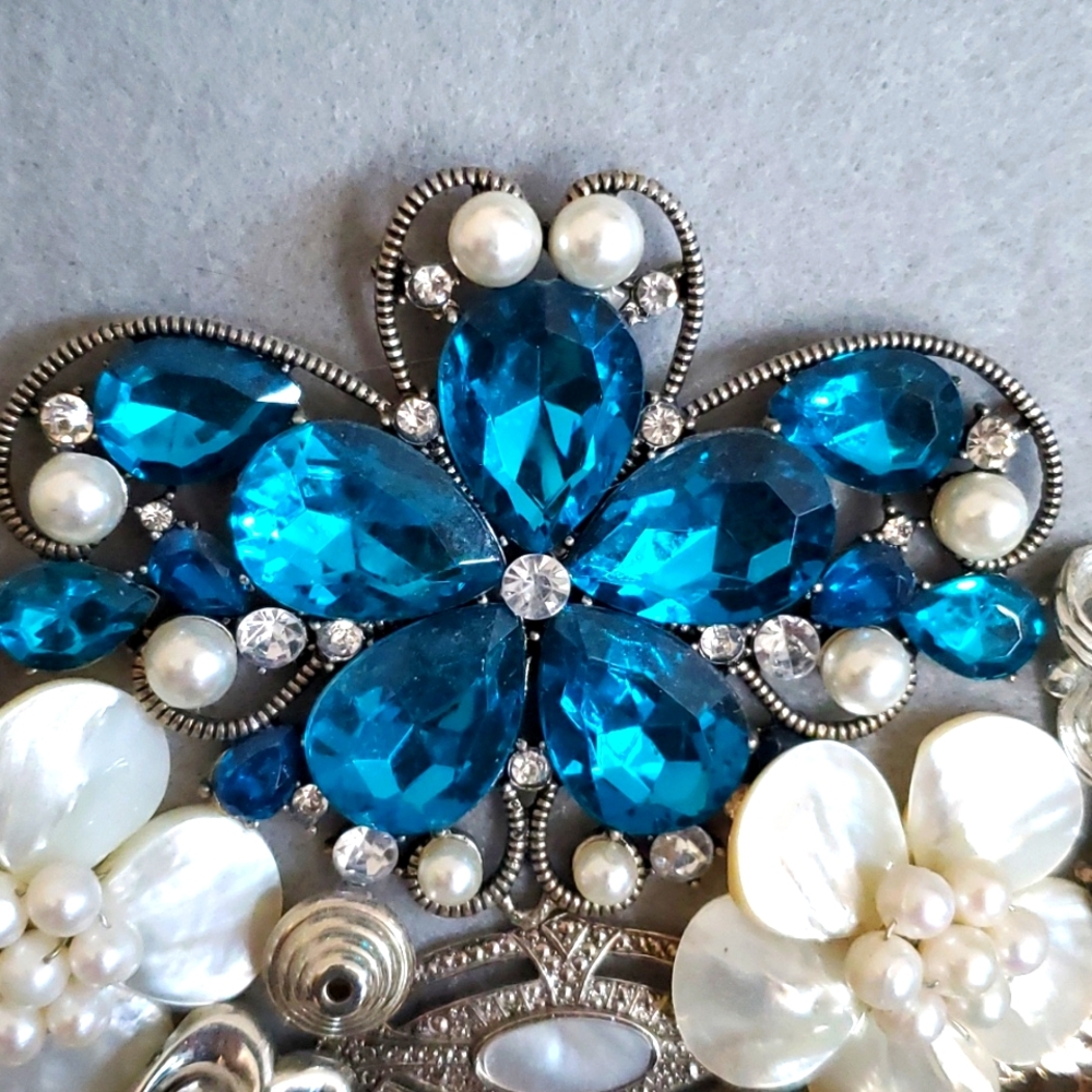 Gorgeous framed jewelry art collage - Picture 7 of 12